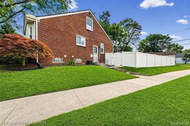 4521 Elmwood Ave - Photo 5 of 29