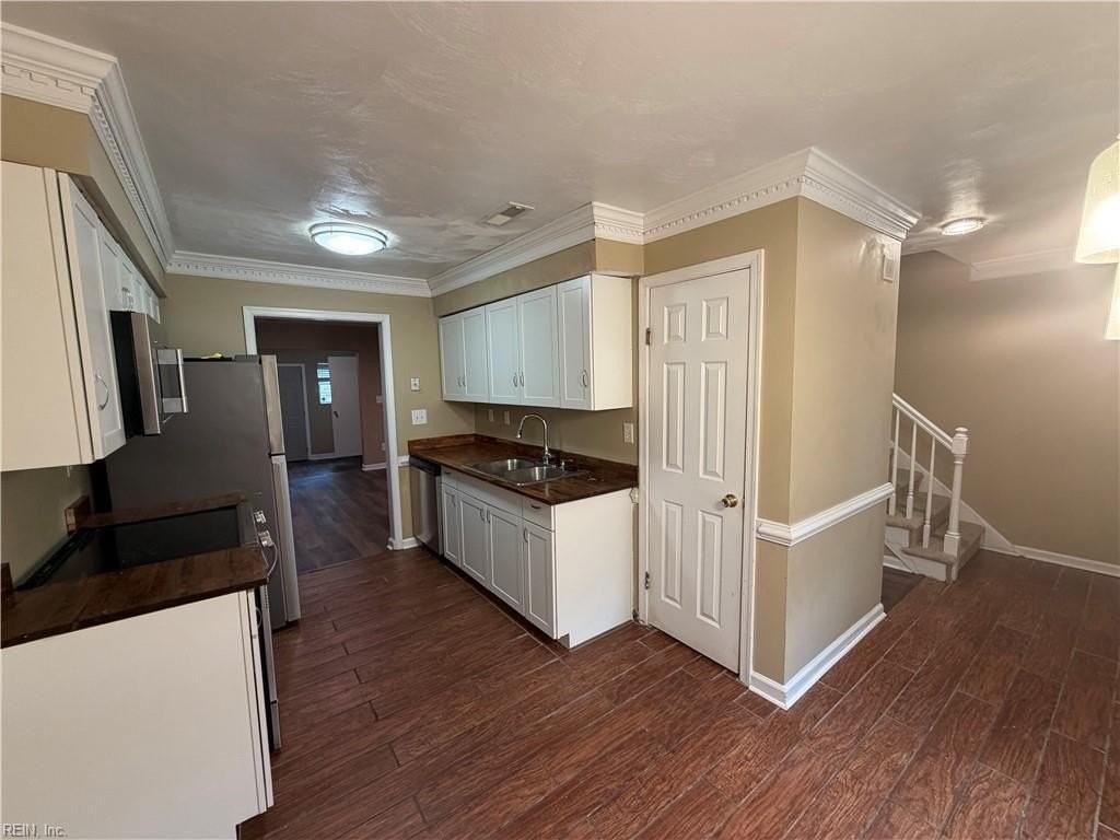1829 Candlelight Dr - Photo 4 of 19