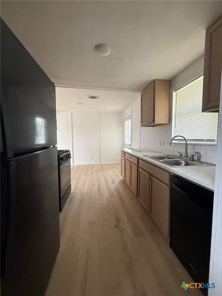 620 W Avenue B - Photo 4 of 19
