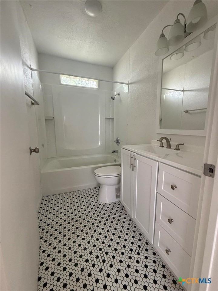 620 W Avenue B - Photo 7 of 19
