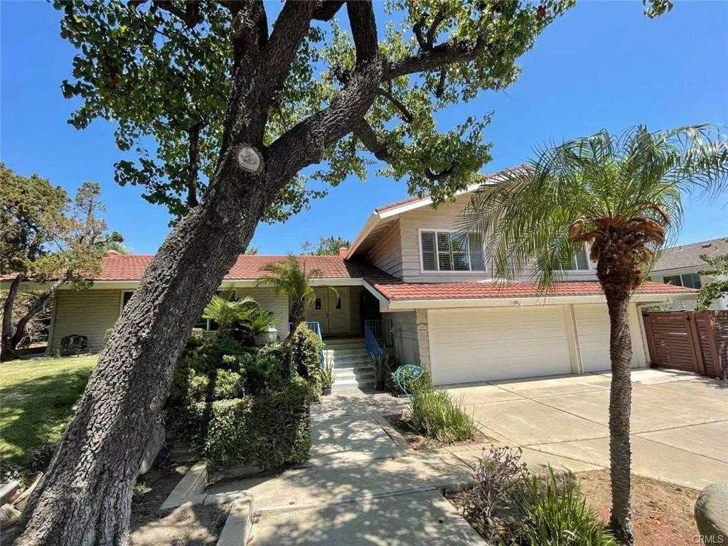 1420 Kensington Dr - Photo 2 of 7