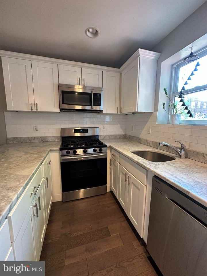 1914 D St Ne - Photo 4 of 26