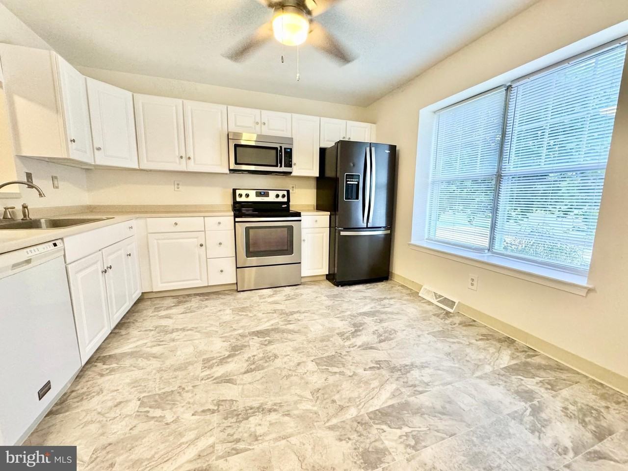 7 Lamplighter Ln - Photo 2 of 22