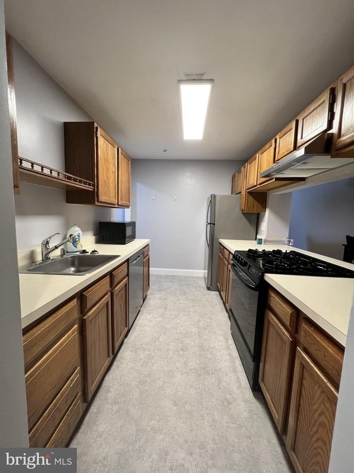 1104 Waters Edge Dr - Photo 4 of 6