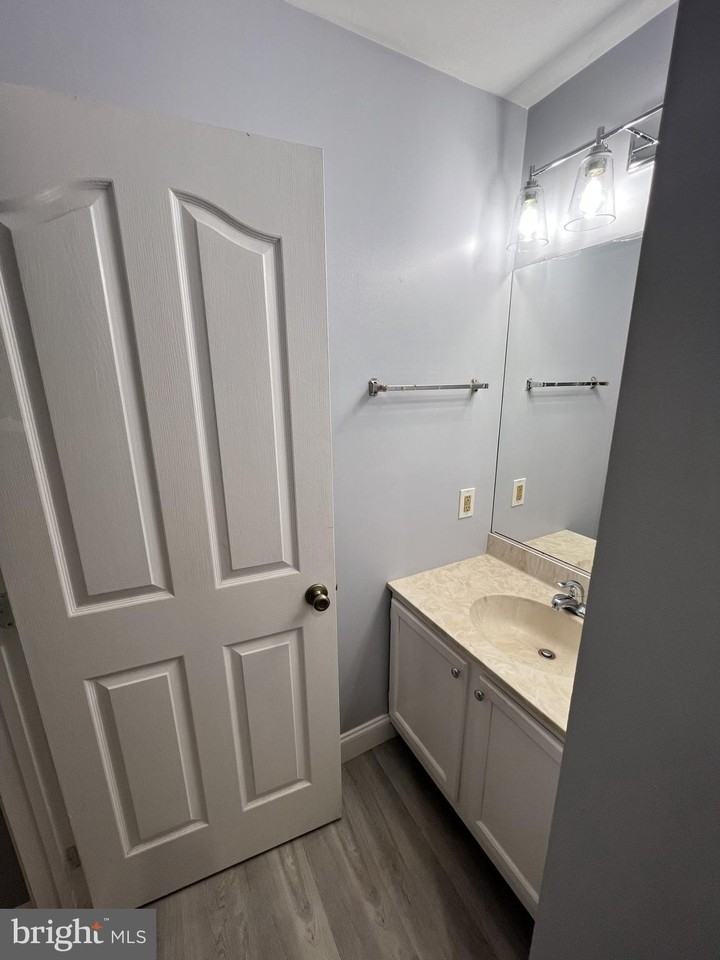 1104 Waters Edge Dr - Photo 5 of 6