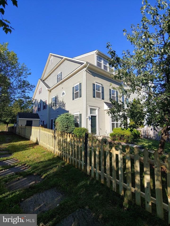 814 Estuary Dr - Photo 2 of 29