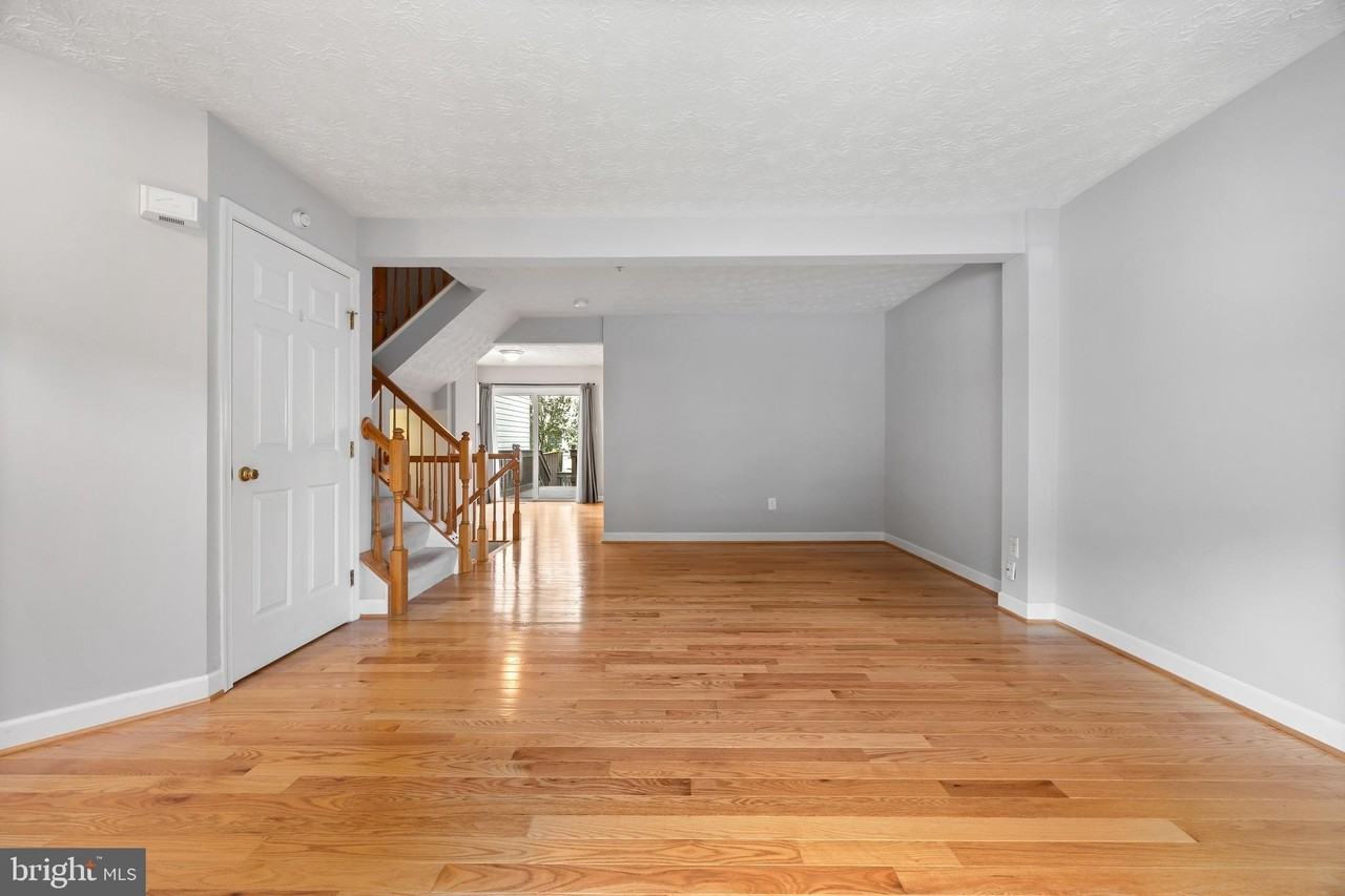 2716 Mapleview Ct - Photo 3 of 19