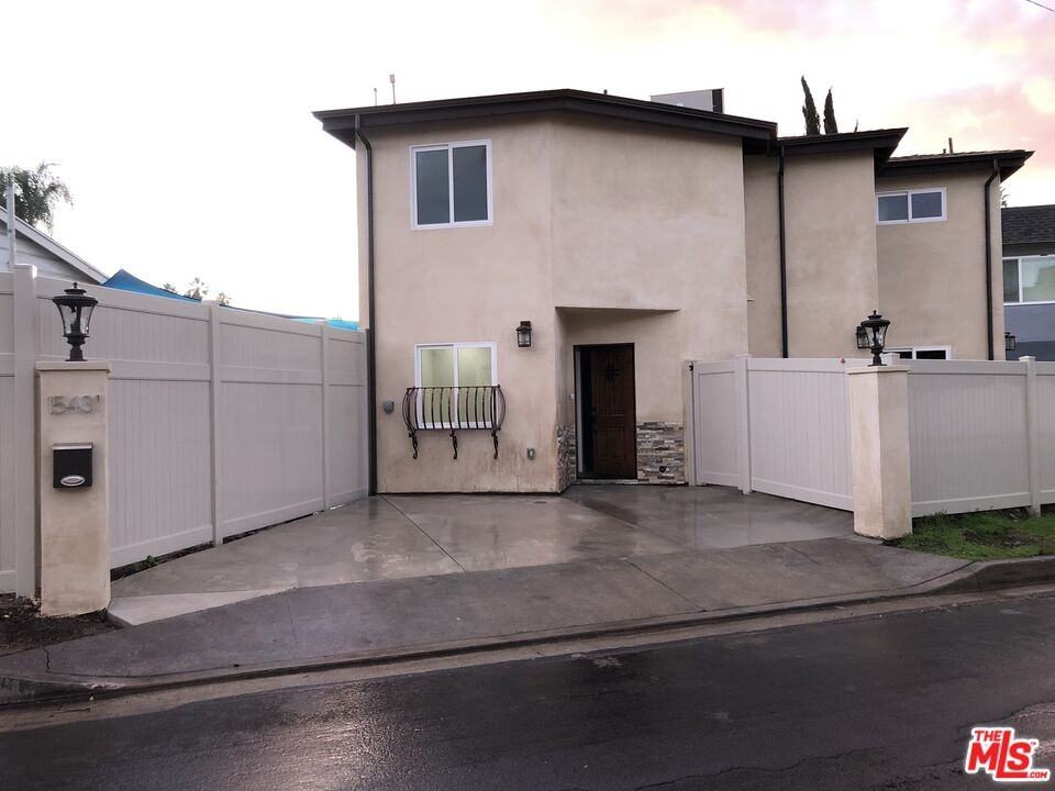 15431 Huston St - Photo 4 of 8