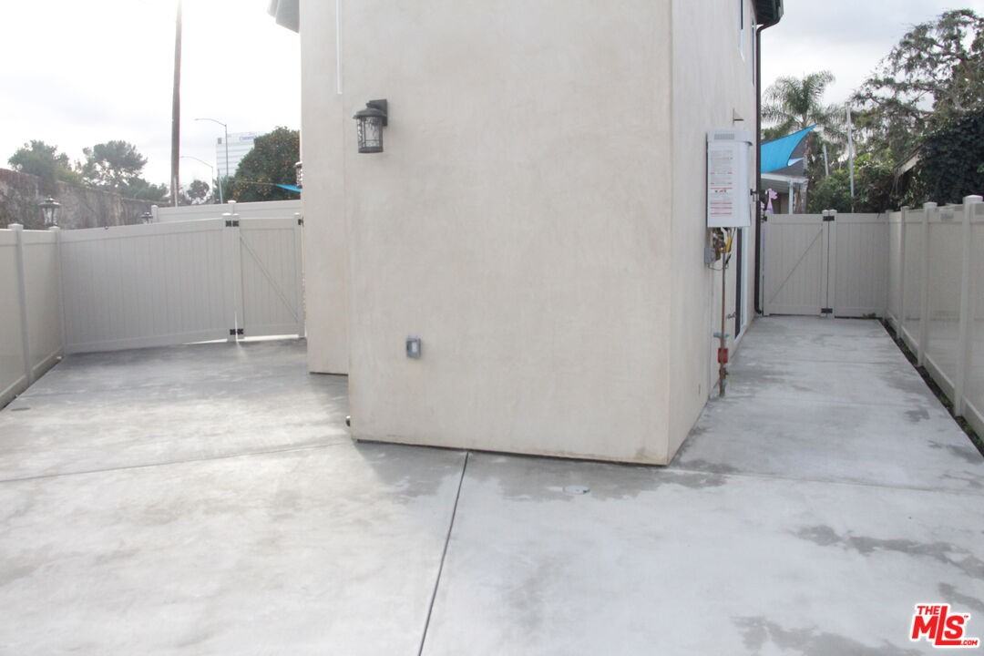 15431 Huston St - Photo 5 of 8