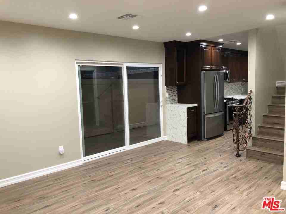 15431 Huston St - Photo 7 of 8