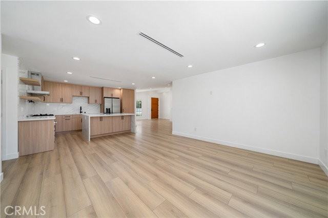 22928 Leadwell St - Photo 6 of 8
