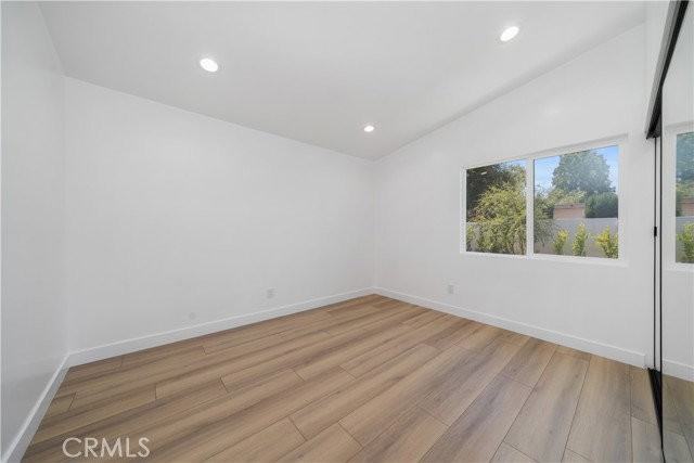 22928 Leadwell St - Photo 7 of 8