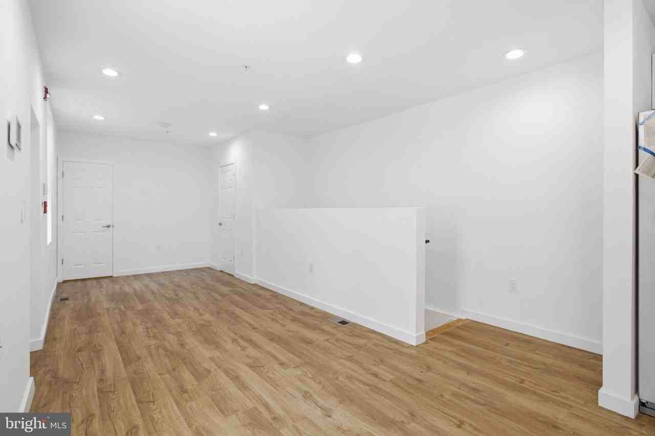 2162 E York St #1R - Photo 5 of 18