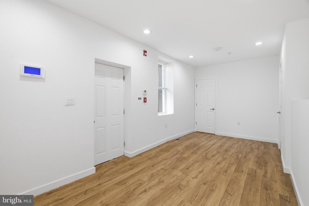 2162 E York St #1R - Photo 7 of 18