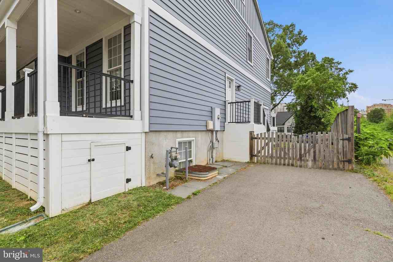 809 N Buchanan St - Photo 4 of 40