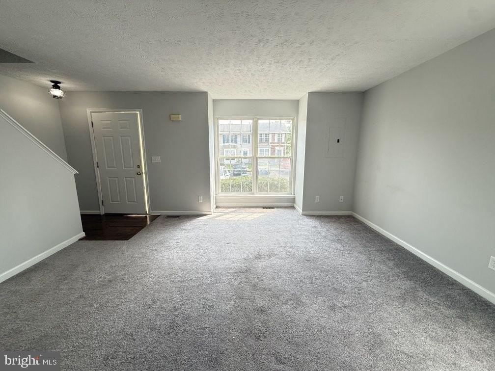 301 Sutton Ct - Photo 3 of 18