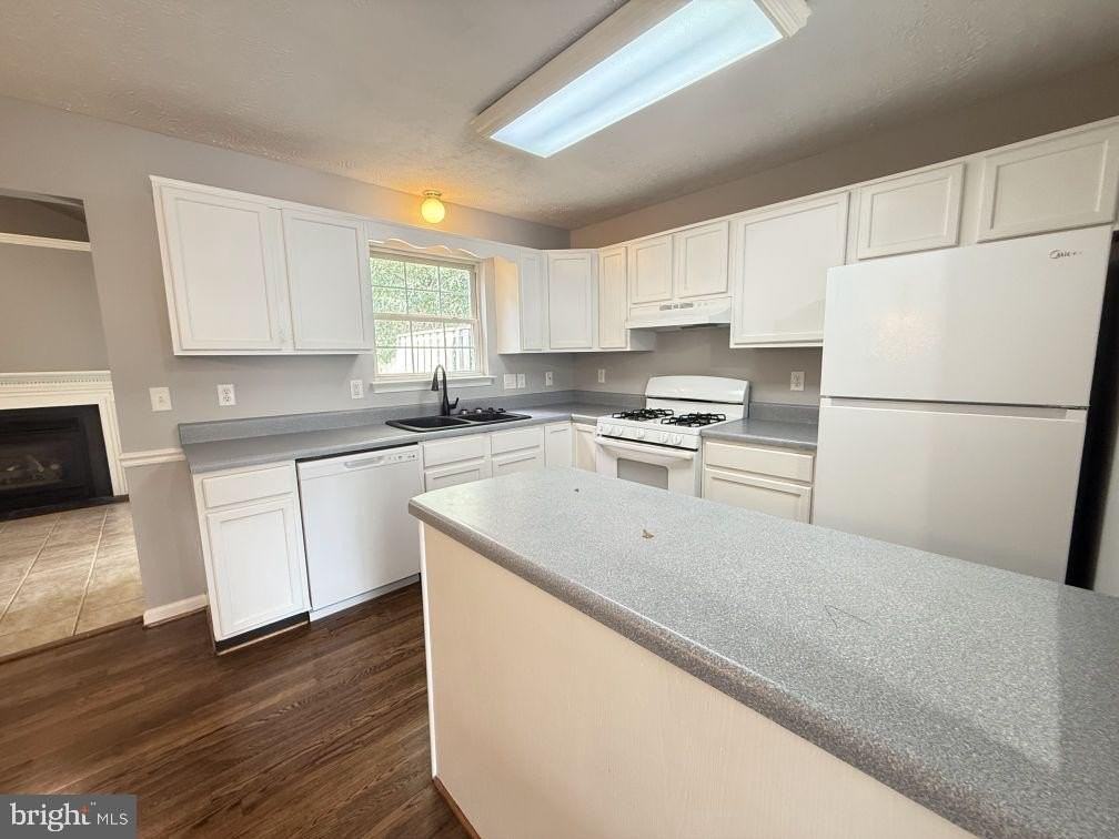 301 Sutton Ct - Photo 5 of 18