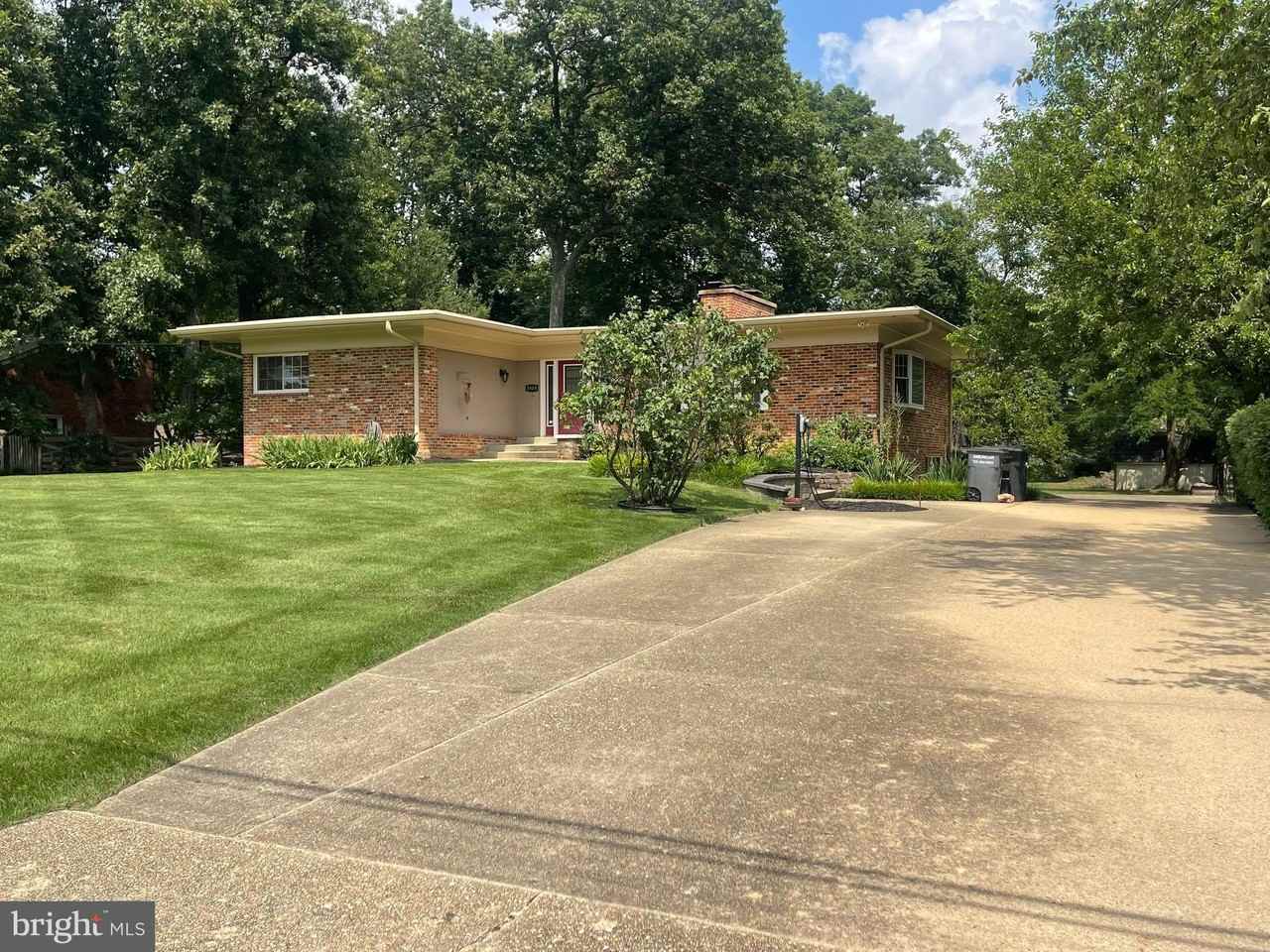 3909 Pineland St - Photo 3 of 9