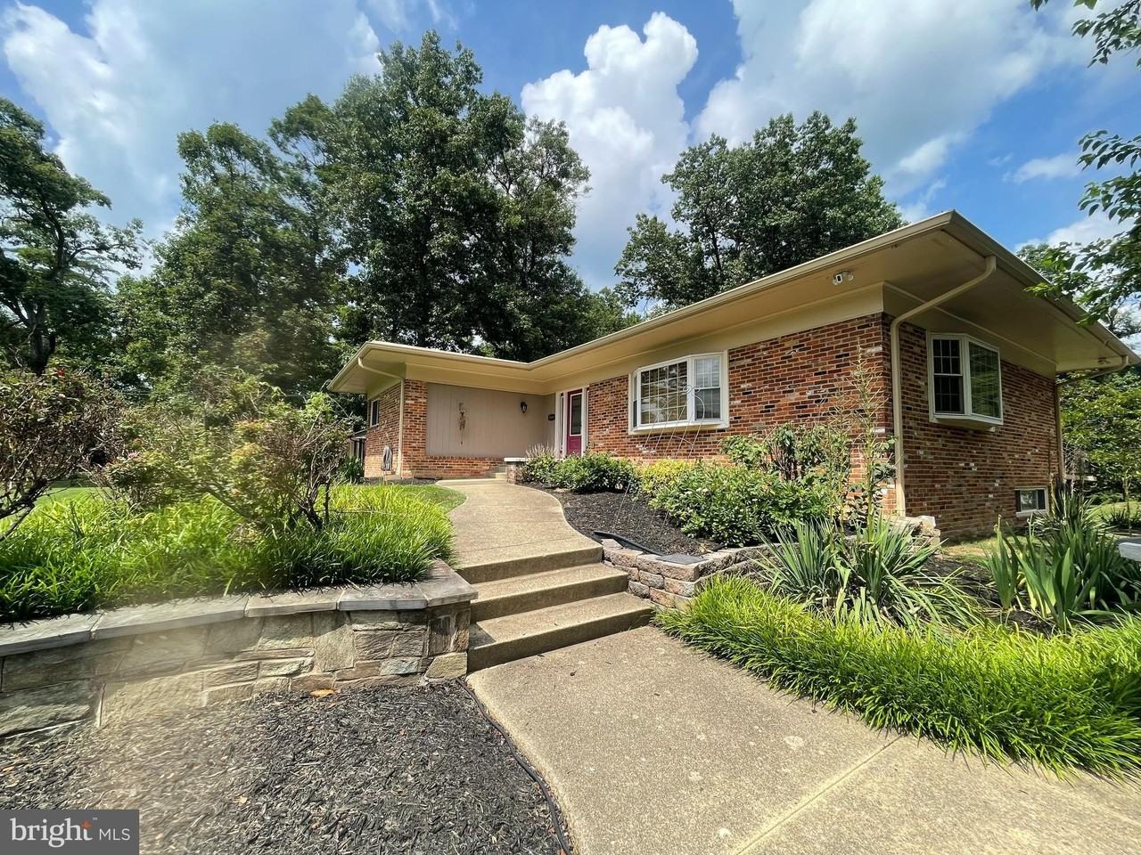 3909 Pineland St - Photo 4 of 9