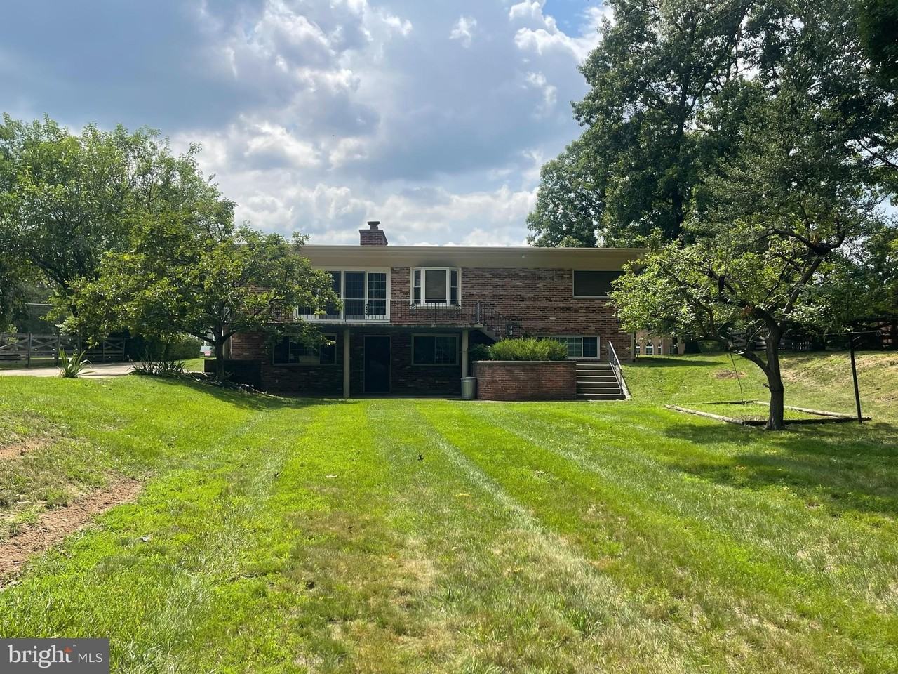 3909 Pineland St - Photo 5 of 9