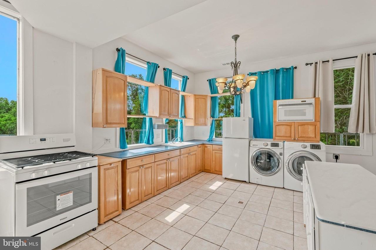 856 Spriggs Rd - Photo 7 of 28