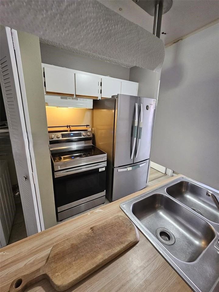 18306 Nw 68th Ave - Photo 3 of 8