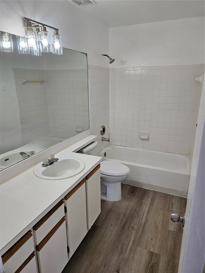 18306 Nw 68th Ave - Photo 7 of 8