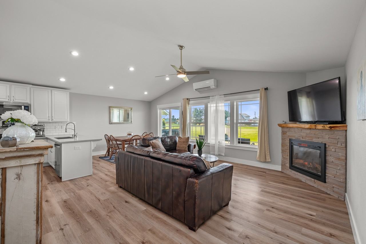 571 Puffin Ave Ne #1 - Photo 2 of 33