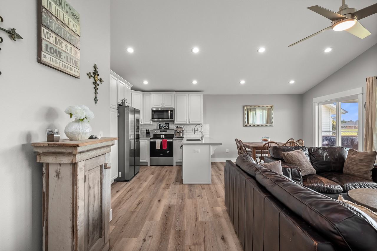 571 Puffin Ave Ne #1 - Photo 4 of 33