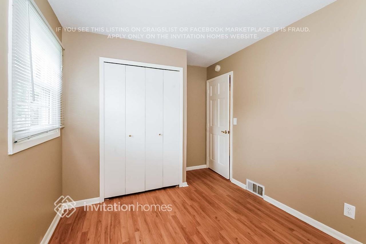 1716 Lamplight Dr - Photo 3 of 8