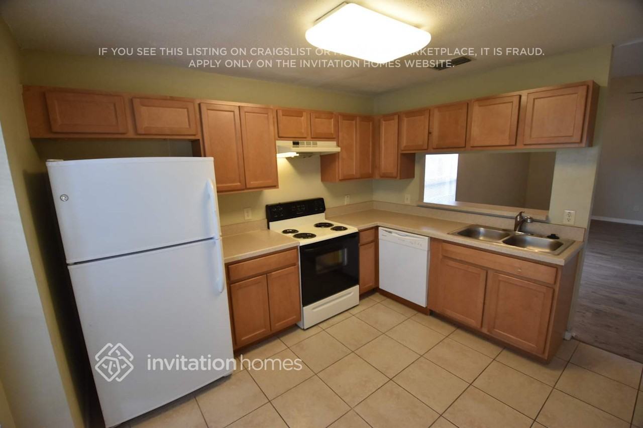 1070 Gwyn Cir - Photo 3 of 14