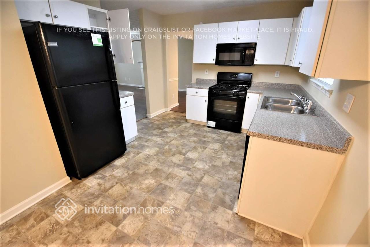 3907 Brandon Lee Way - Photo 4 of 10