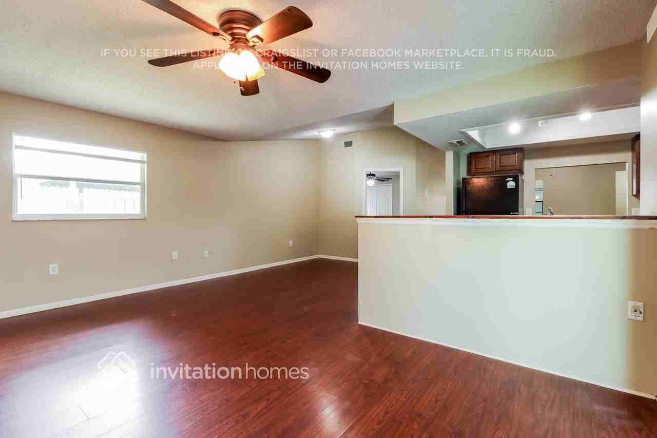 12095 73rd St - Photo 3 of 17
