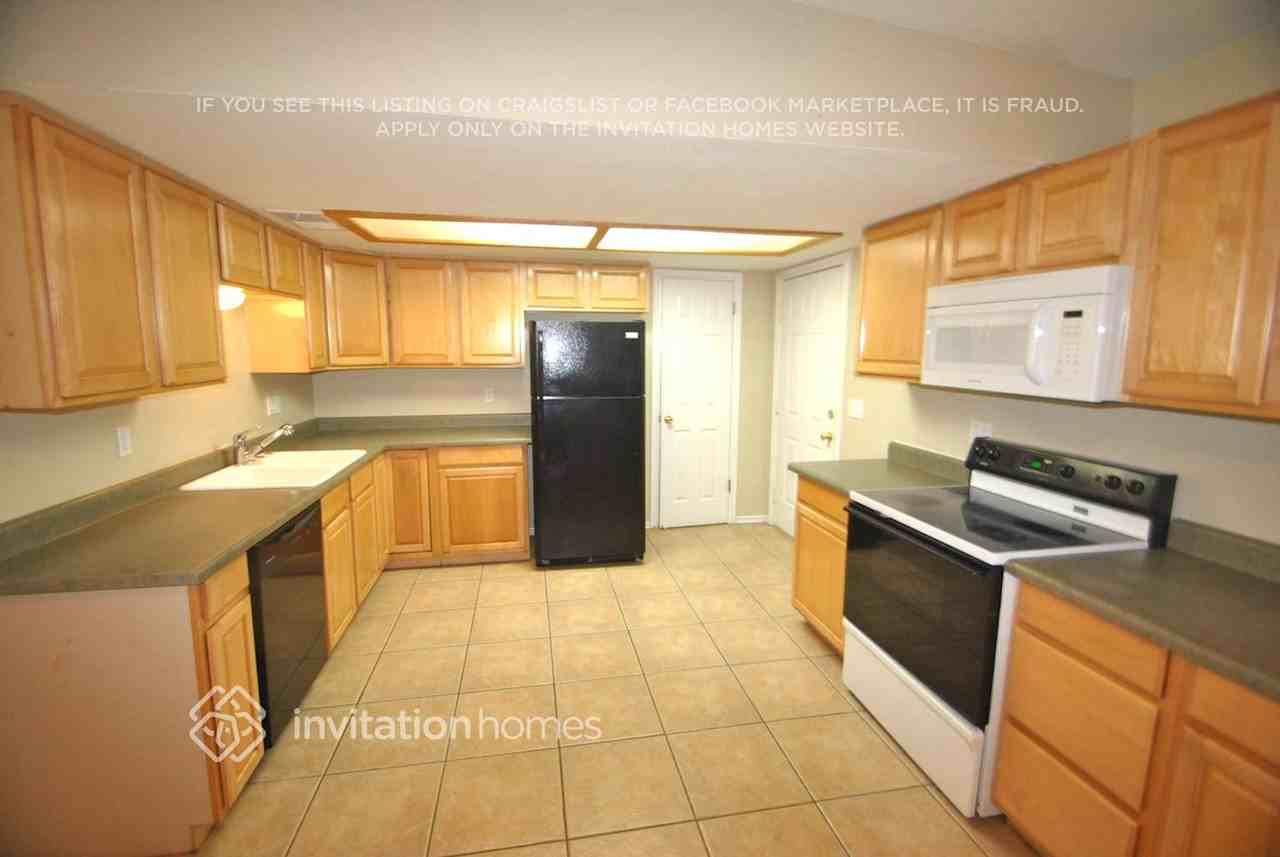 705 N Pine St - Photo 4 of 13