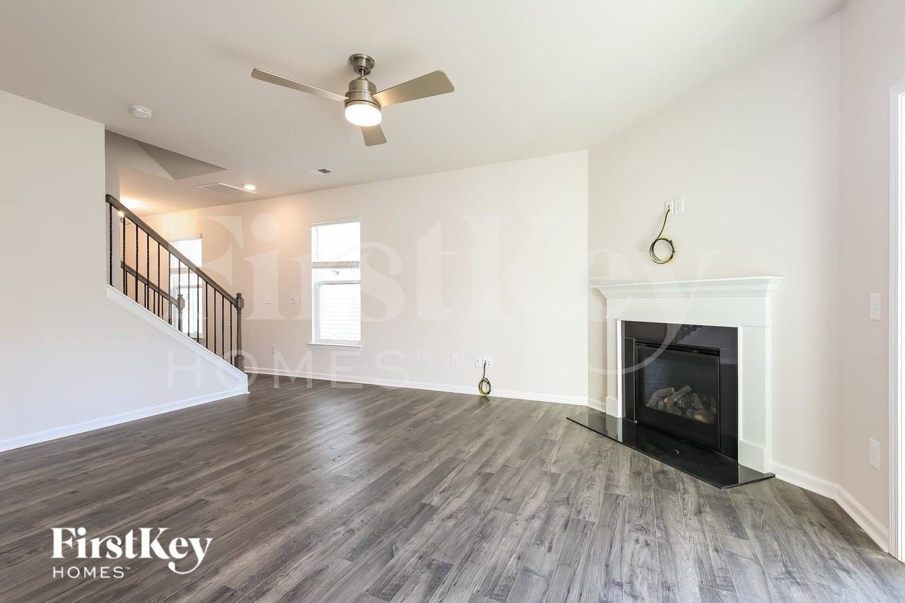 705 Ridgemoor Trl - Photo 4 of 15