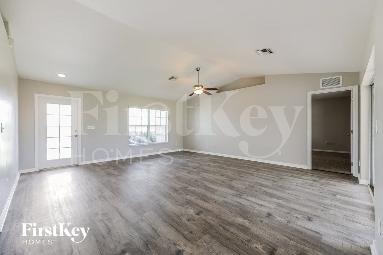 1933 Nw 17th Ter - Photo 4 of 16