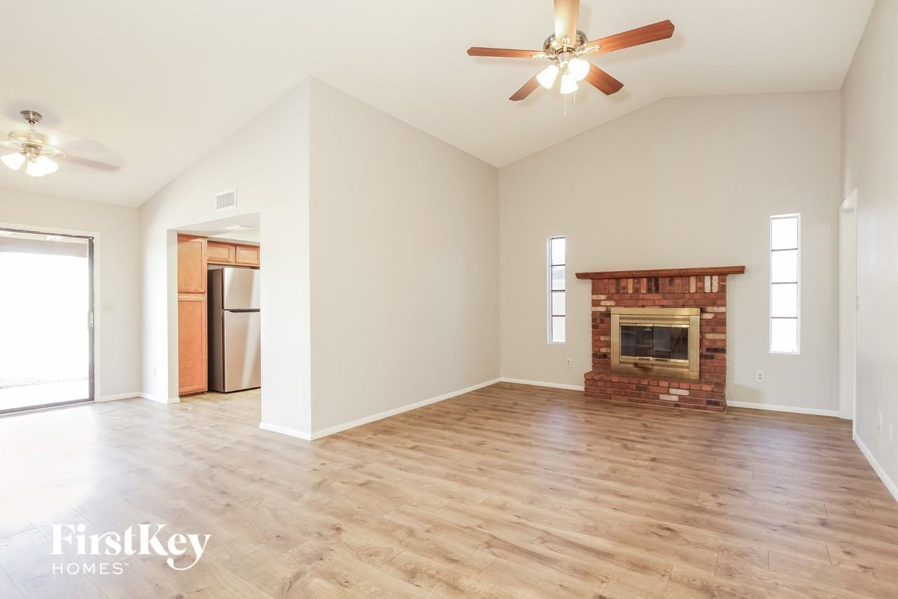 10015 N 65th Ave - Photo 2 of 15