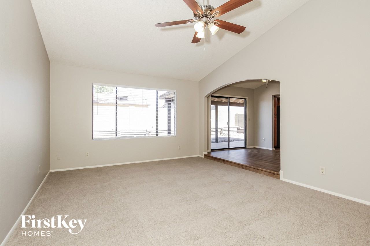 10015 N 65th Ave - Photo 3 of 15