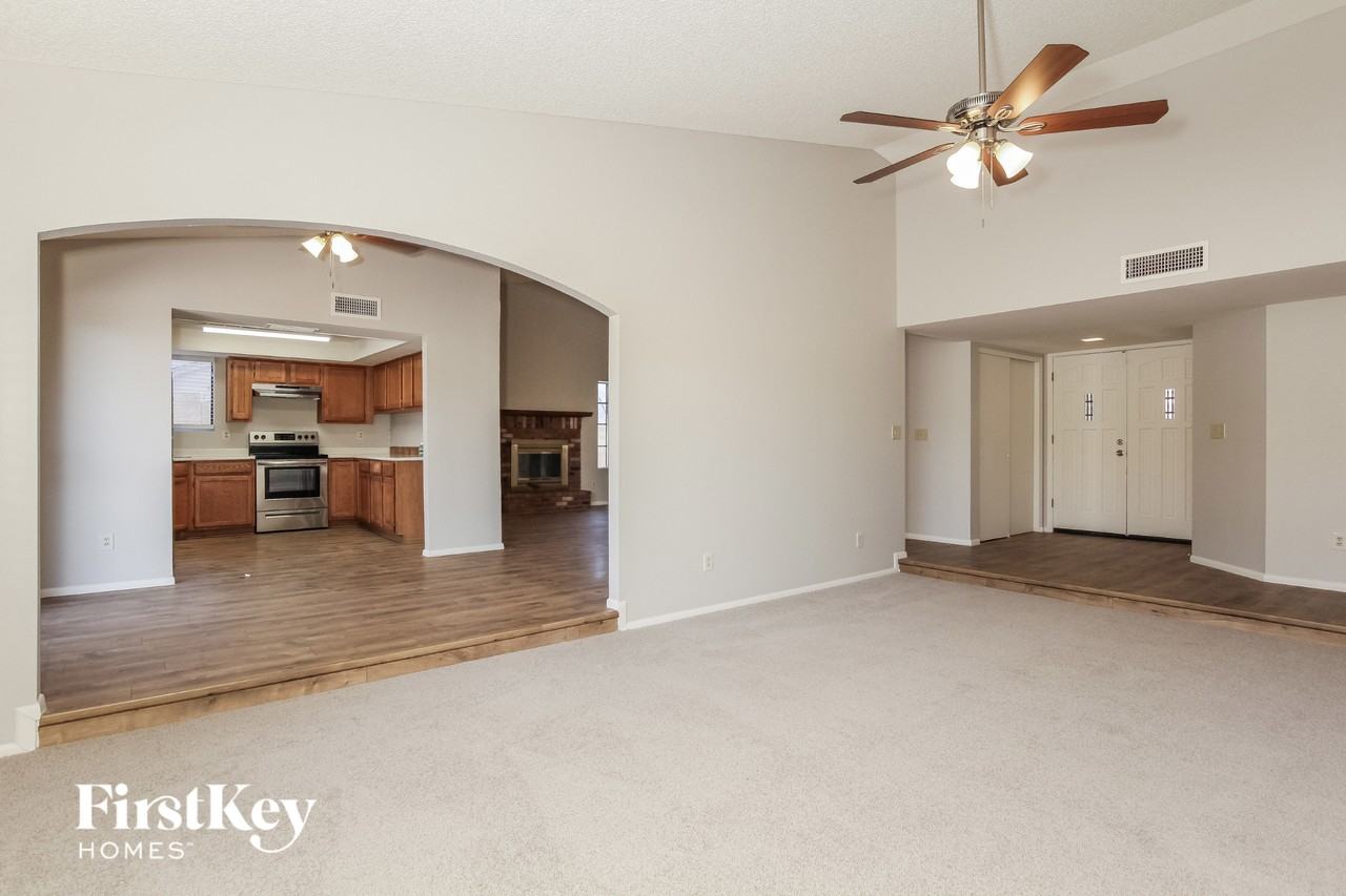 10015 N 65th Ave - Photo 4 of 15