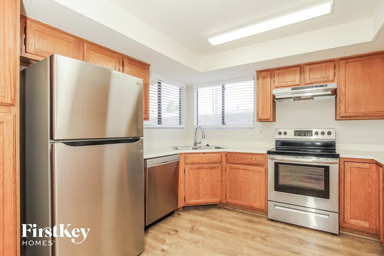 10015 N 65th Ave - Photo 6 of 15
