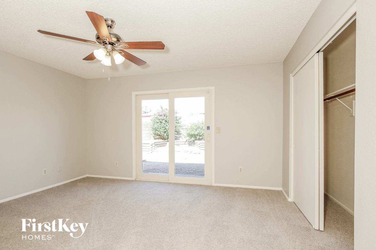 10015 N 65th Ave - Photo 7 of 15