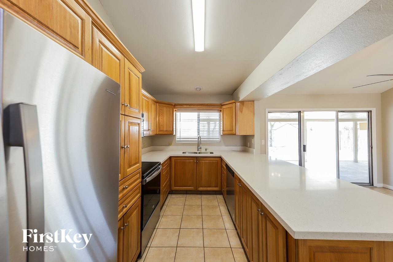 19002 N 45th Cir - Photo 7 of 15