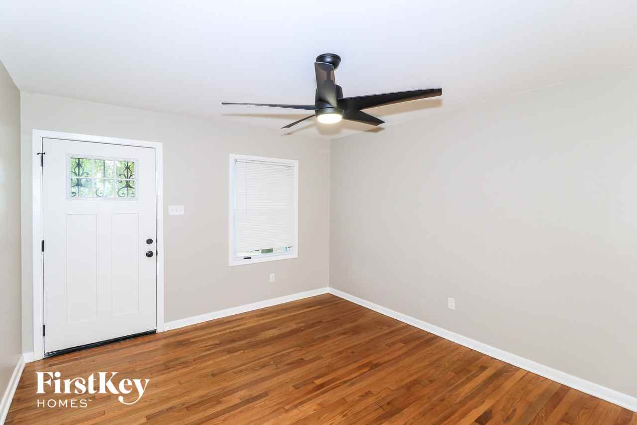 1712 Myrna Ln - Photo 3 of 15