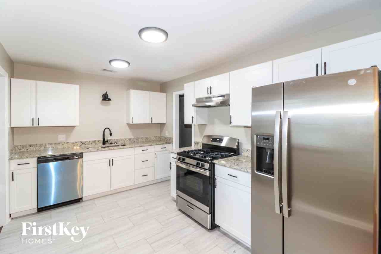 1712 Myrna Ln - Photo 4 of 15