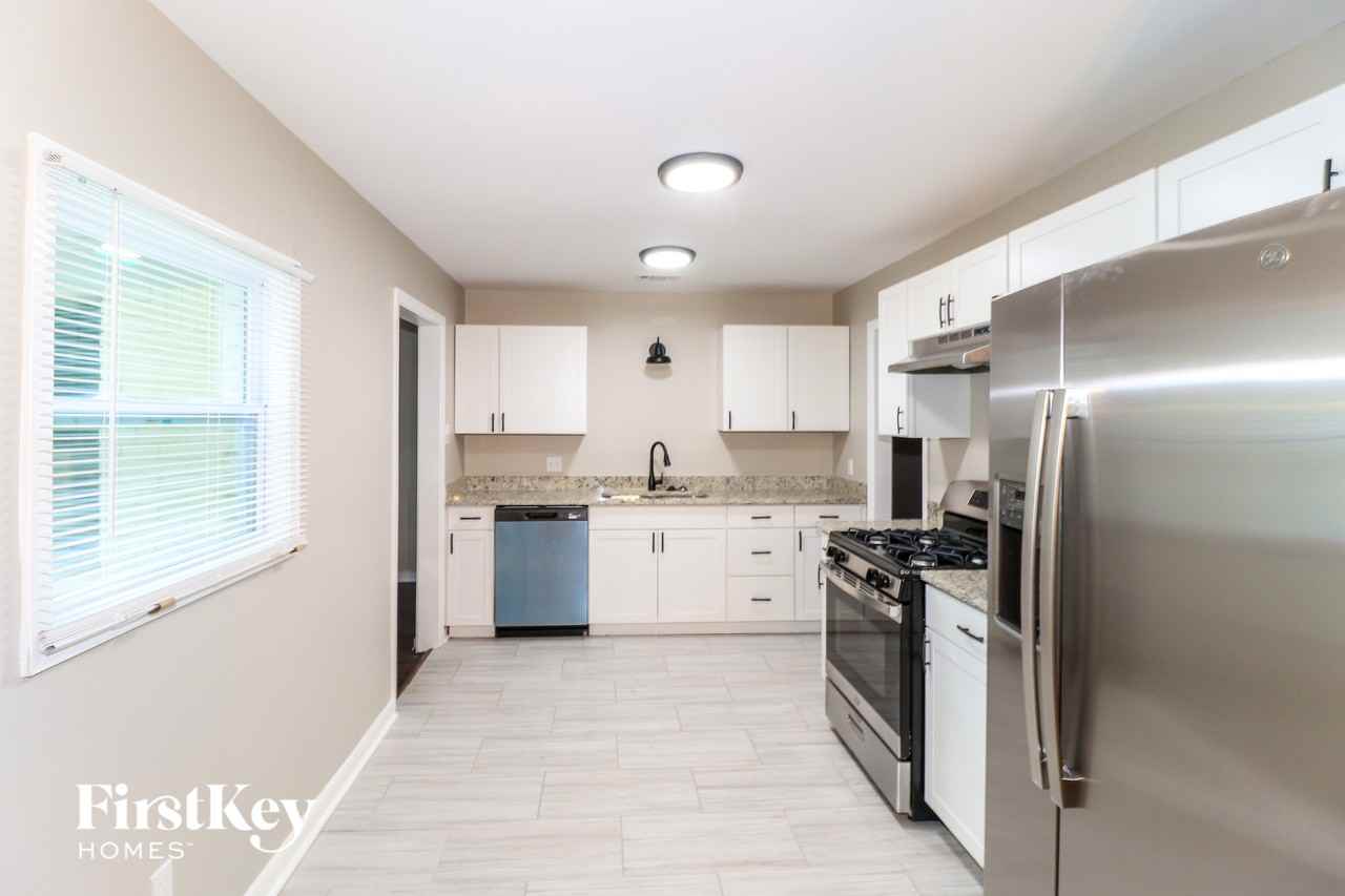 1712 Myrna Ln - Photo 5 of 15