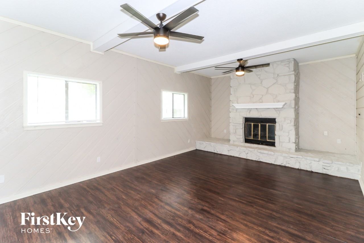 1712 Myrna Ln - Photo 6 of 15