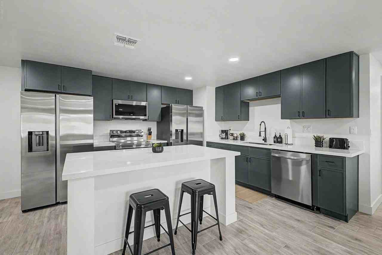 N 17th Ave - Photo 3 of 33
