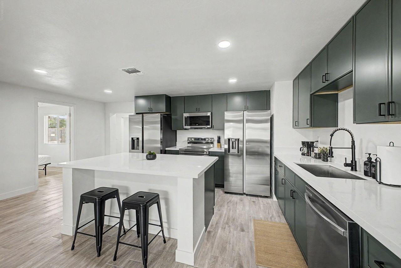 N 17th Ave - Photo 4 of 33