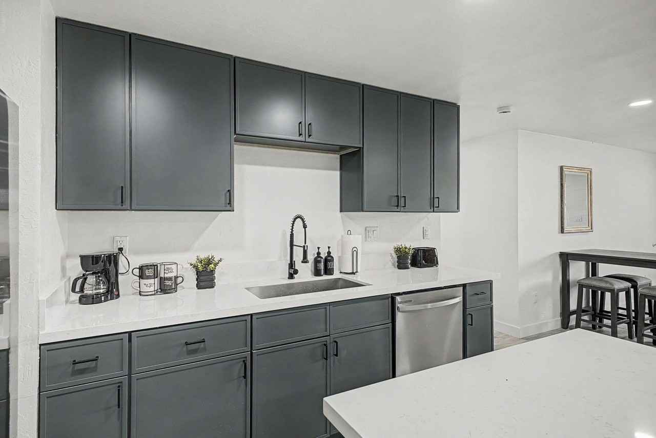 N 17th Ave - Photo 6 of 33