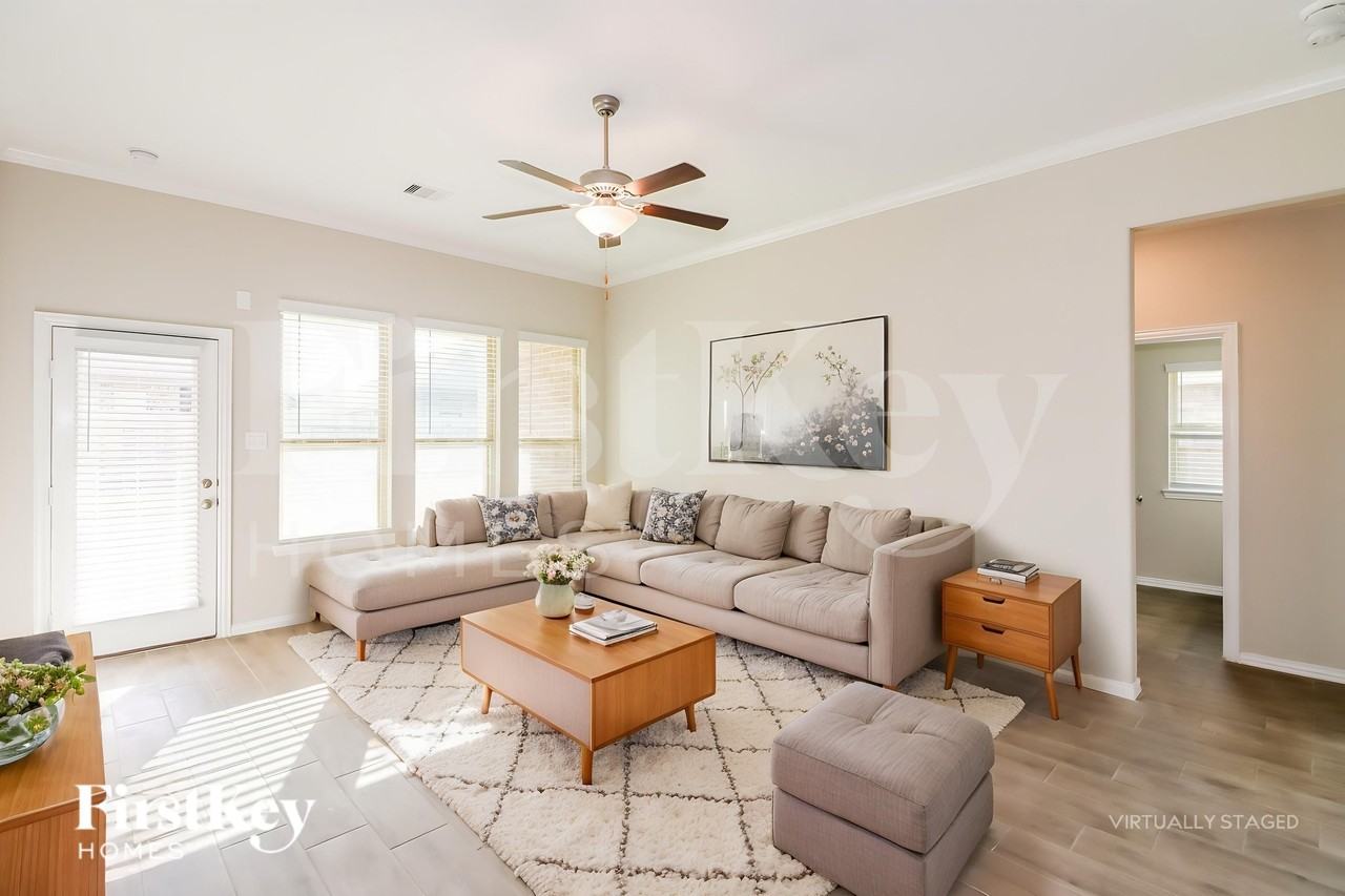 1648 Breezewood Dr - Photo 4 of 19